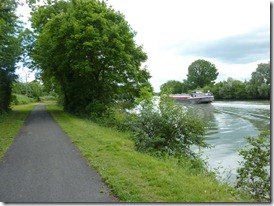 Bike path along river L'Oise