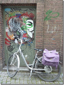 Graffiti and dutch bike with panniers