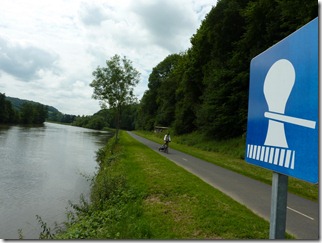 Sign showing bollards along the Meuse