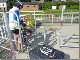 Squeezing through a lock gate