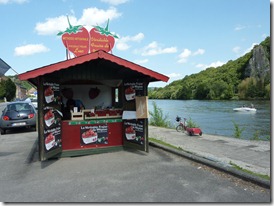 Strawberry stand along the Meuse